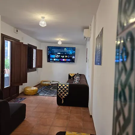 Nasrid House - Casa Amplia Para 12 Con Patio Y Aire Acondicionado
