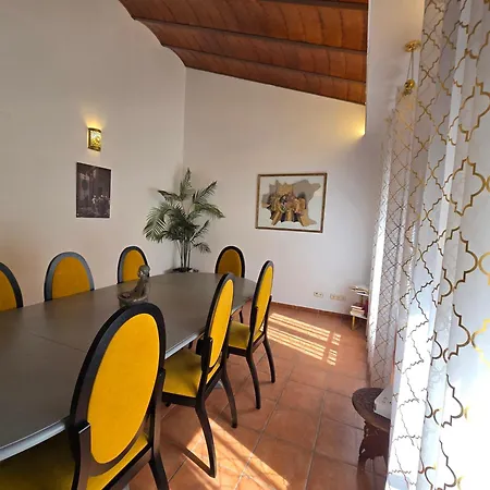 Nasrid House - Casa Amplia Para 12 Con Patio Y Aire Acondicionado Holiday home